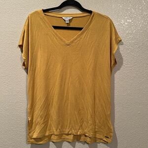 Orvis is Mustard V-neck tee M